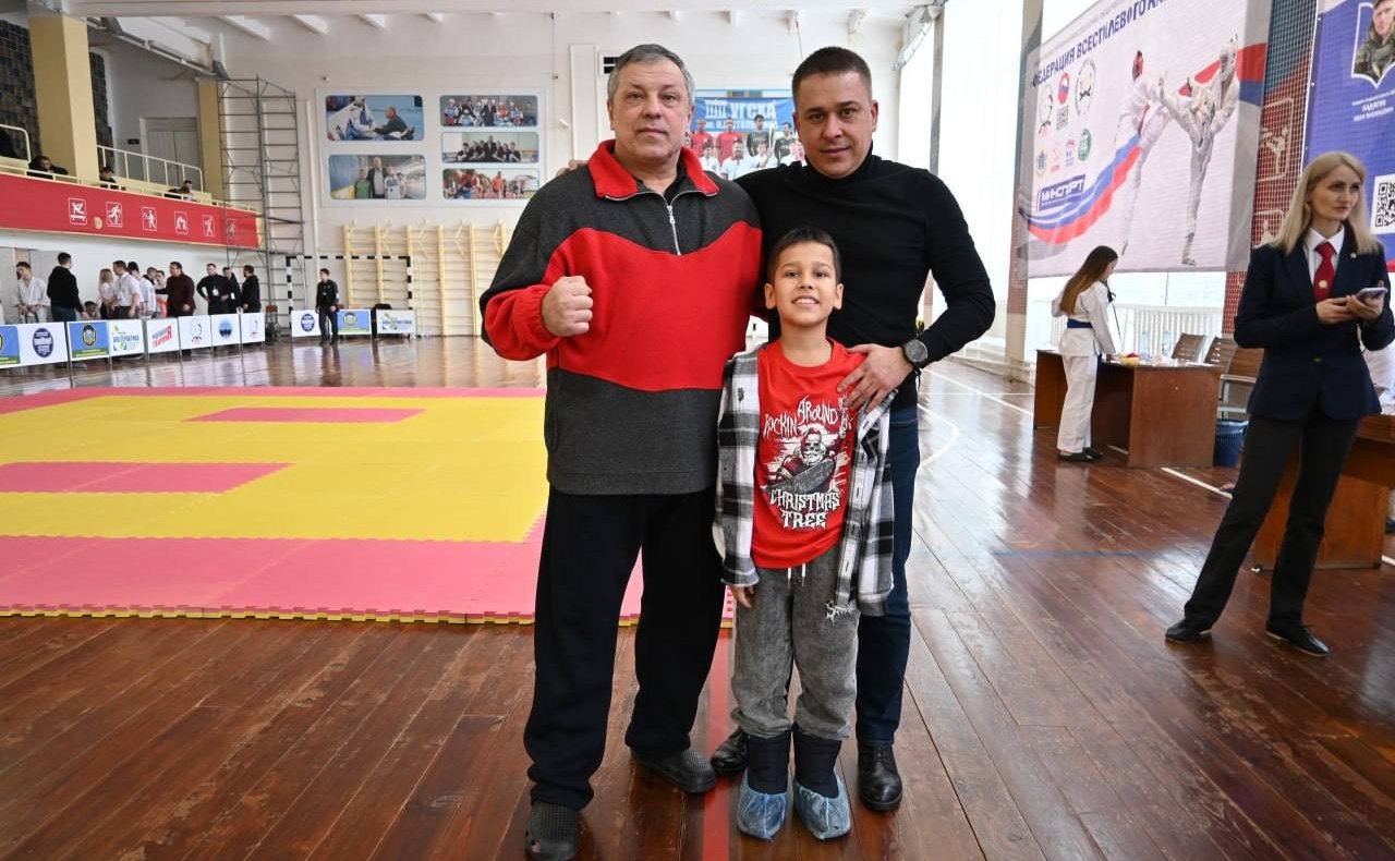 Айрат Гибатдинов вручил победителям спортивную экипировку и поздравил их с победой