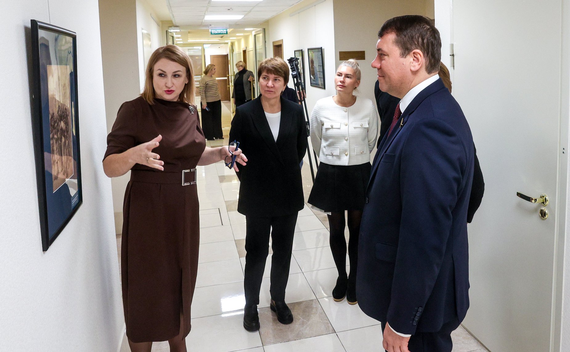 В Совете Федерации состоялось открытие выставки графических работ Яр-Кравченко «Лётчики — защитники в годы ВОВ»