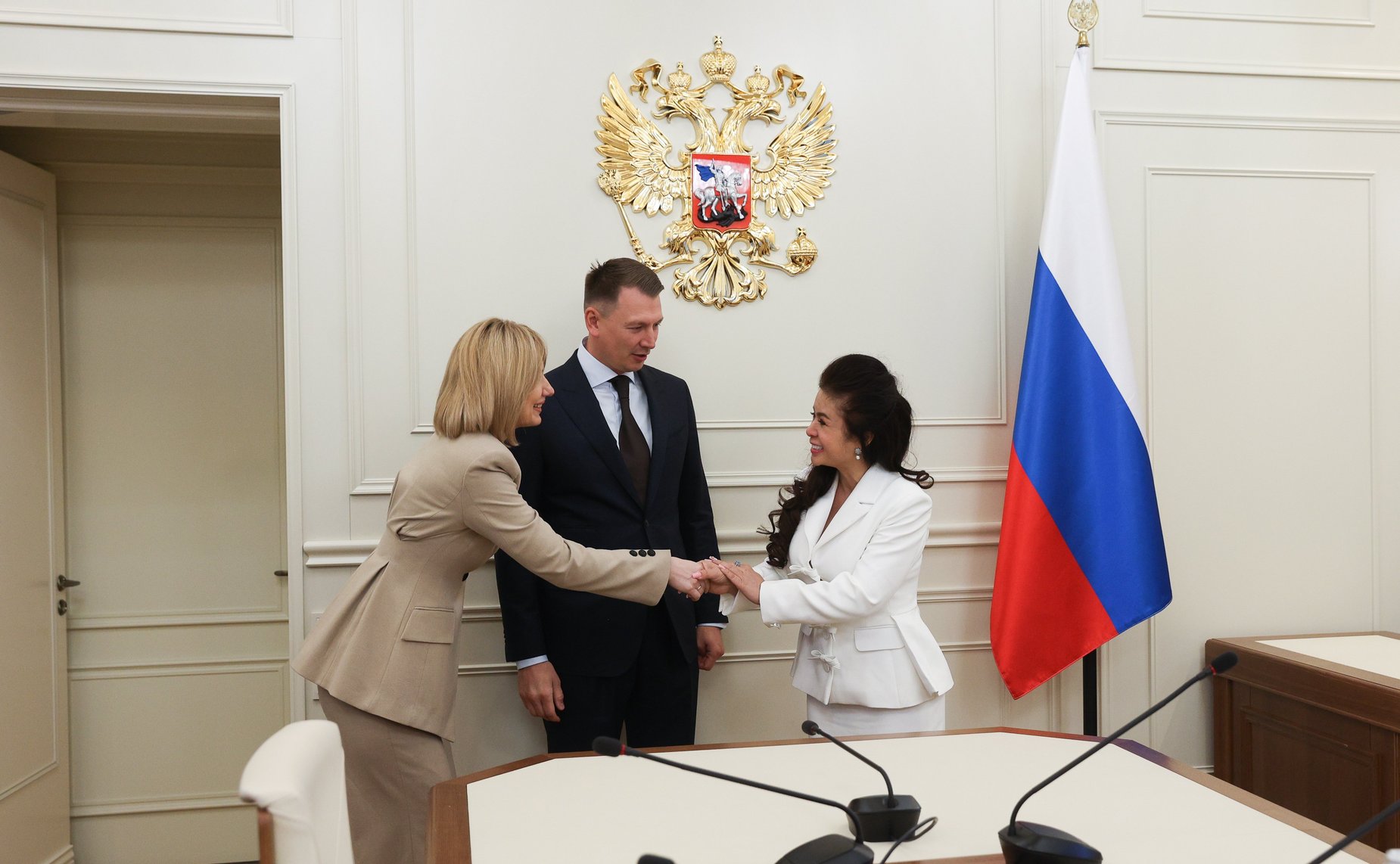 Александр Двойных встретился в Совете Федерации с основательницей крупнейшей вьетнамской компании по производству кофе и напитков Ле Хоанг Зиеп Тхао