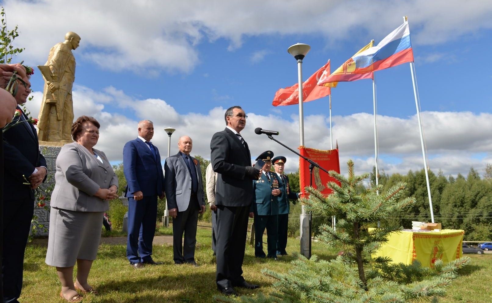 Н. Федоров в рамках рабочей поездки в Чебоксарском районе Чувашии посетил мемориал «Память» и пообщался с педагогами и учениками Толиковской средней общеобразовательной школы