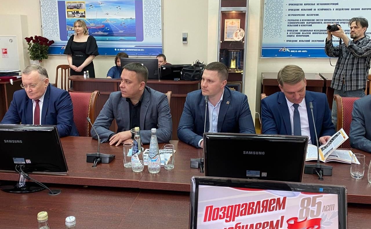 Айрат Гибатдинов вручил Почетную грамоту Совета Федерации доктору технических наук, лауреату Ленинской премии, депутату Законодательного Собрания Ульяновской области 3 и 4 созывов, почетному жителю Ульяновска Вячеславу Алексейчику