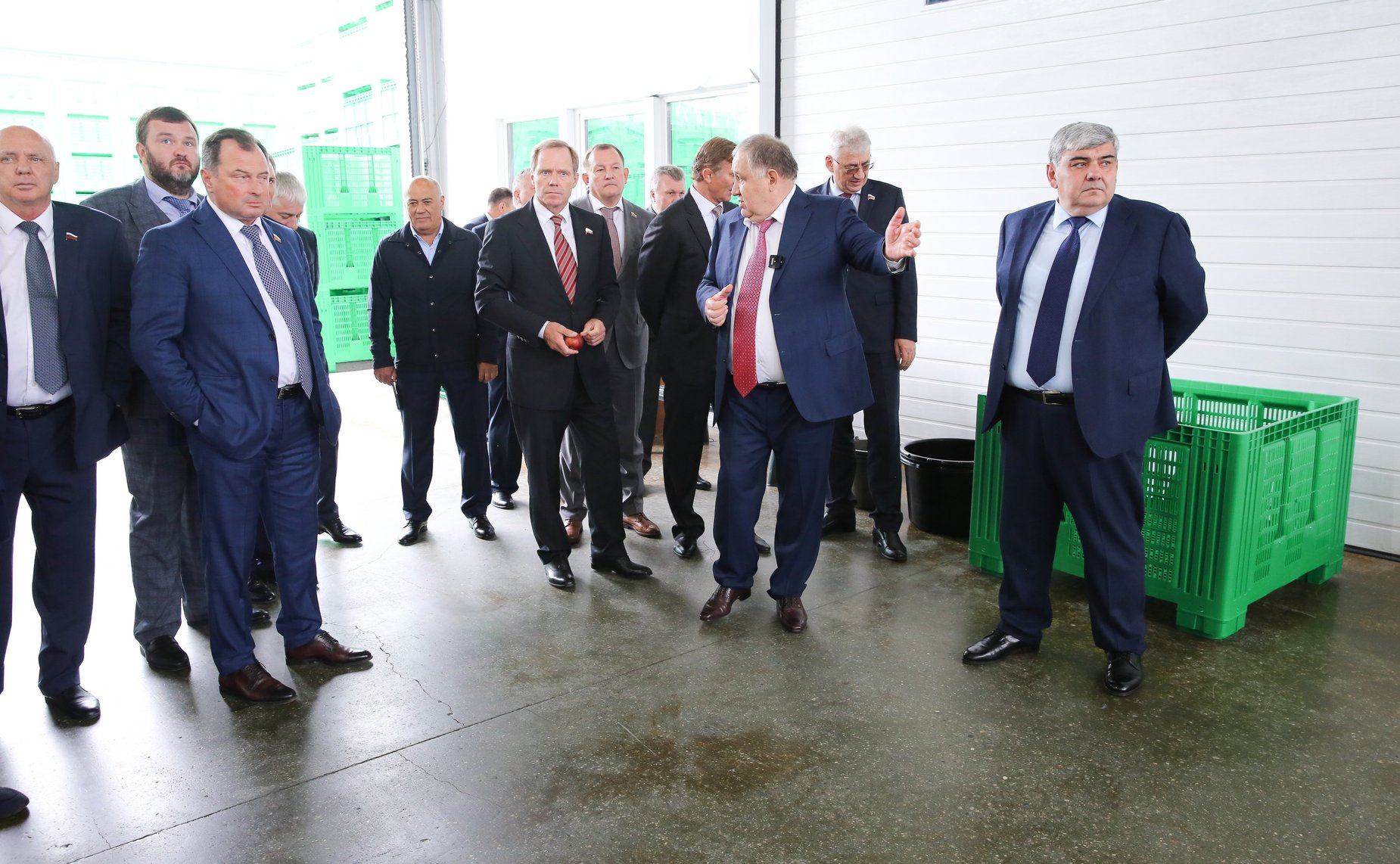 Члены Комитета СФ посетили сельскохозяйственные предприятия –тепличный комплекс и компанию, специализирующуюся на выращивании яблок