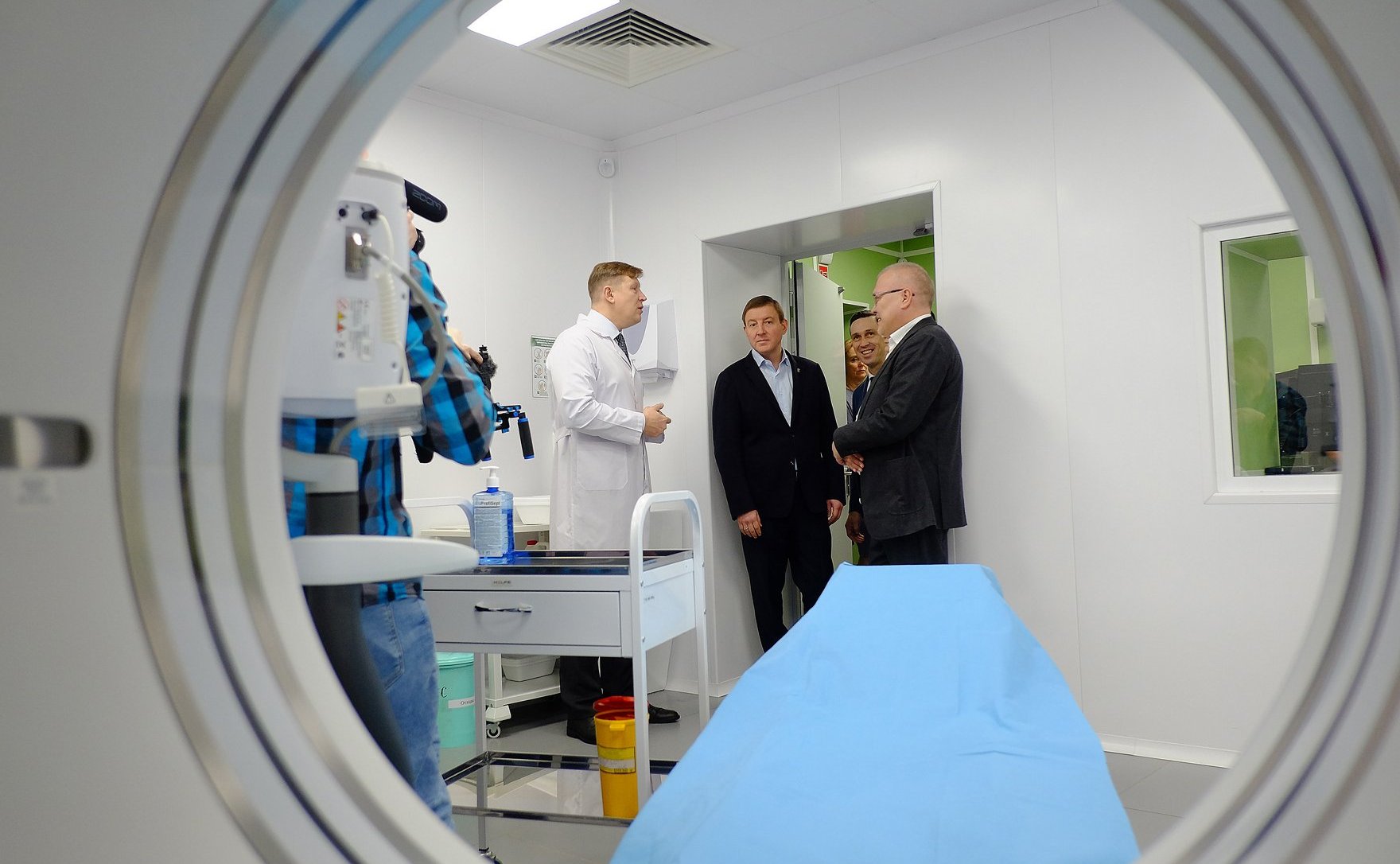 Сенаторы посетили социальные учреждения в городе Кирове и вручили памятные медали детям-героям