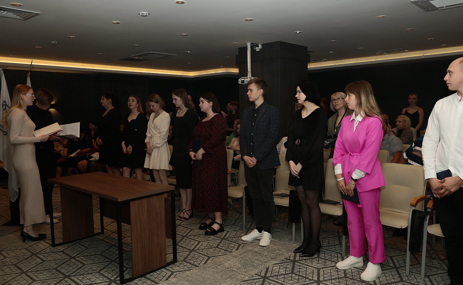 Ирина Кожанова в торжественной обстановке вручила дипломы выпускникам Смоленского юридического колледжа