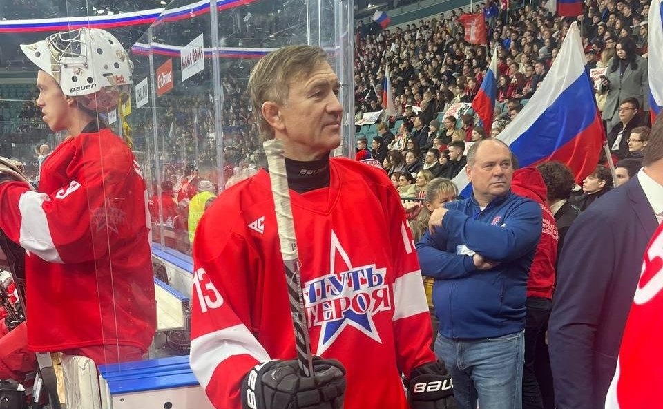 Александр Брыксин в составе команды Совета Федерации принял участие в товарищеском хоккейном матче «Путь героя»