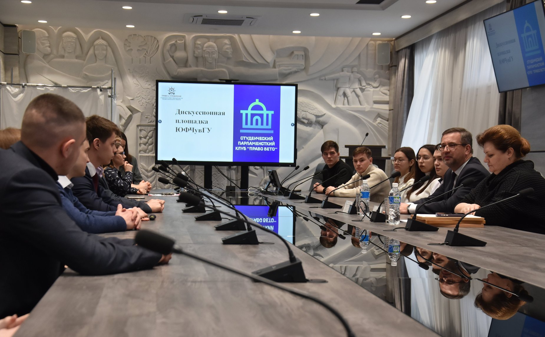 Николай Владимиров провел круглый стол со студентами Чувашского государственного университета