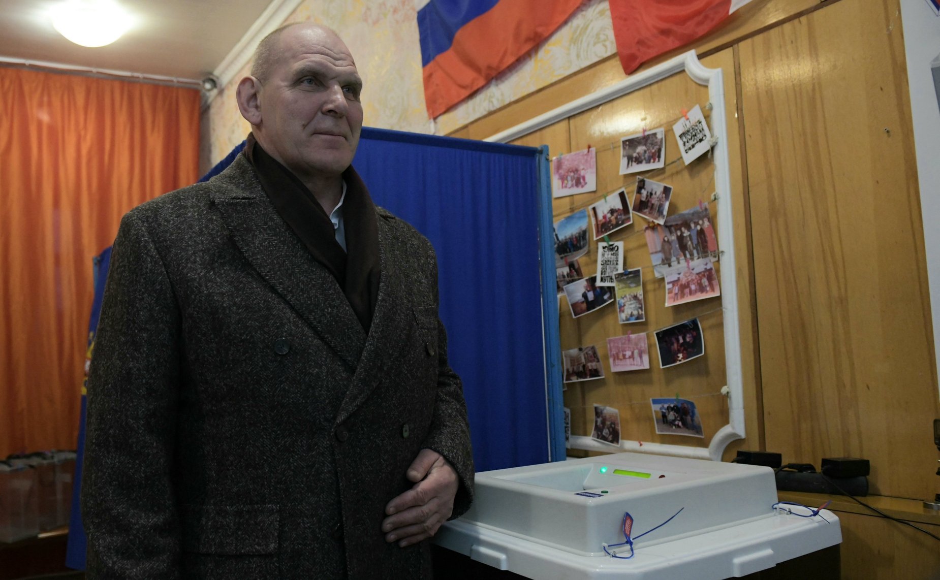 Александр Карелин проголосовал по месту жительства в Новосибирске