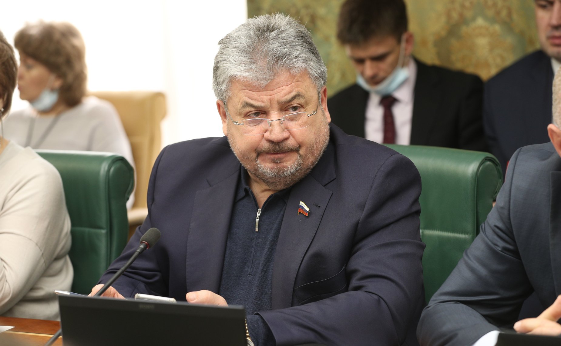 Геннадий Емельянов