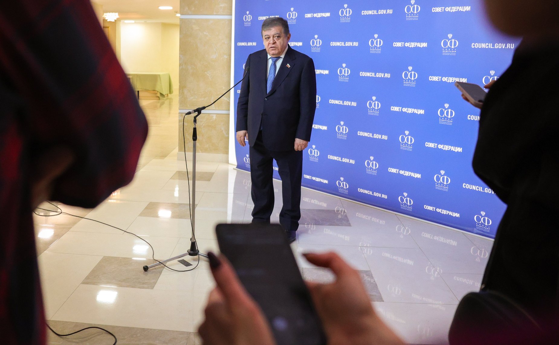 Пресс-подход по итогам заседания Комиссии Совета Федерации по защите государственного суверенитета и предотвращению вмешательства во внутренние дела Российской Федерации