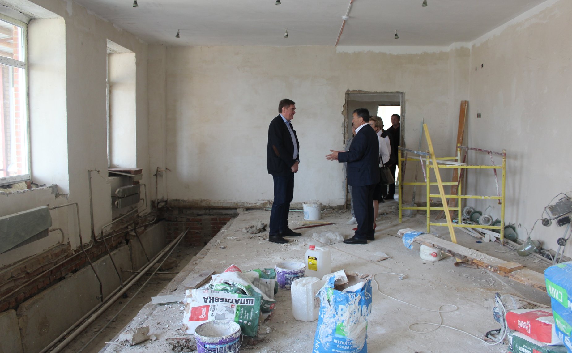 Алесандр Савин ознакомился с ходом капитального ремонта школ Калужской области