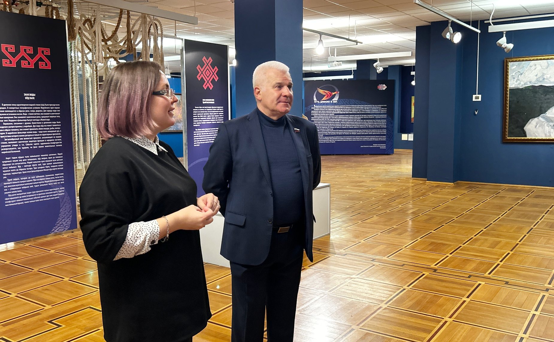 Сергей Мартынов посетил в Йошкар-Оле выставку, представляющую судьбу этноса мари сквозь призму изобразительного искусства