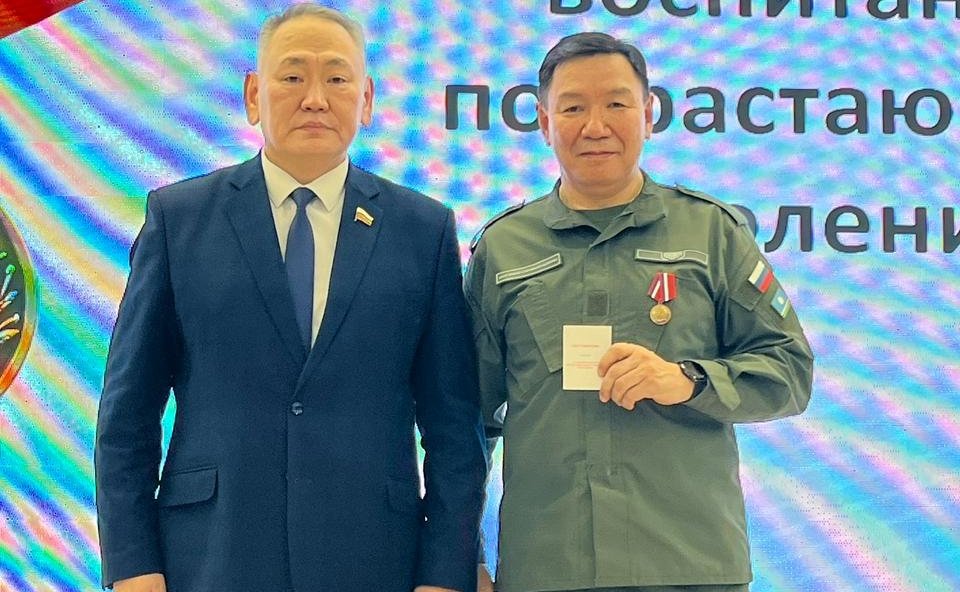 Сахамин Афанасьев в рамках региональной недели посетил итоговое заседание якутского филиала Военно-патриотического центра «Воин»