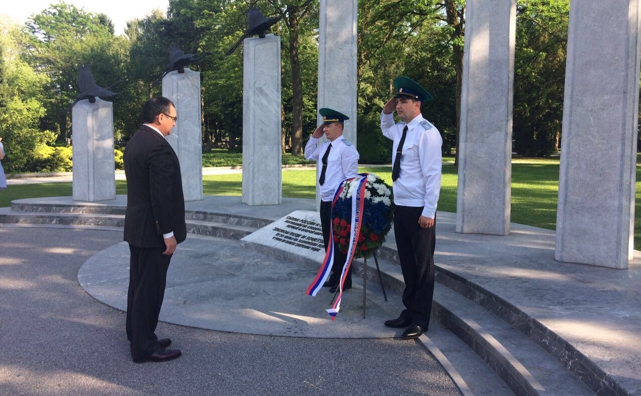 Возложение венка к памятнику сынам России и Советского Союза, погибшим на словенской земле в годы Первой и Второй мировых войн