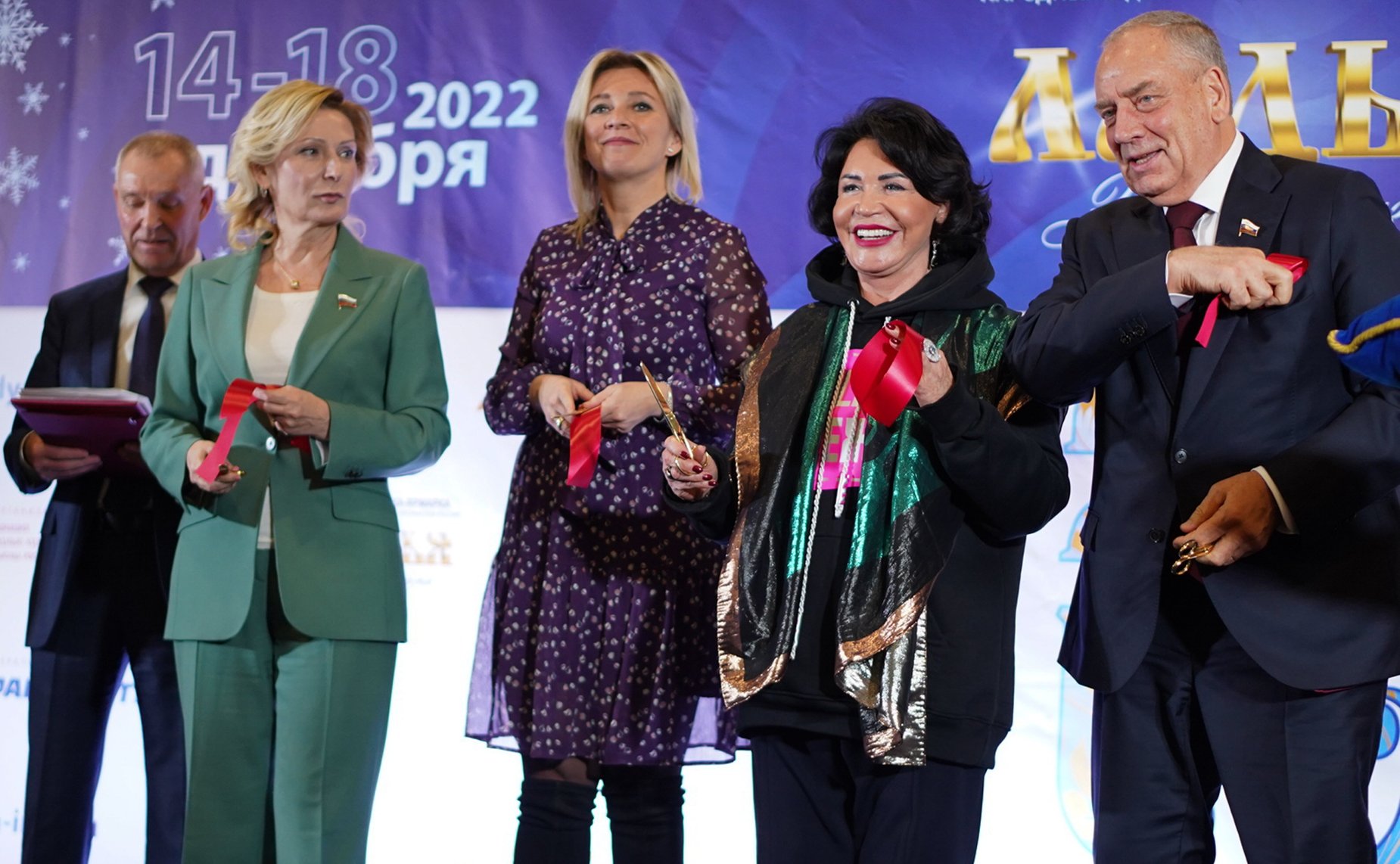 Сенаторы РФ приняли участие в открытии выставки народных культурных промыслов и ремесел «Ладья. Зимняя сказка»