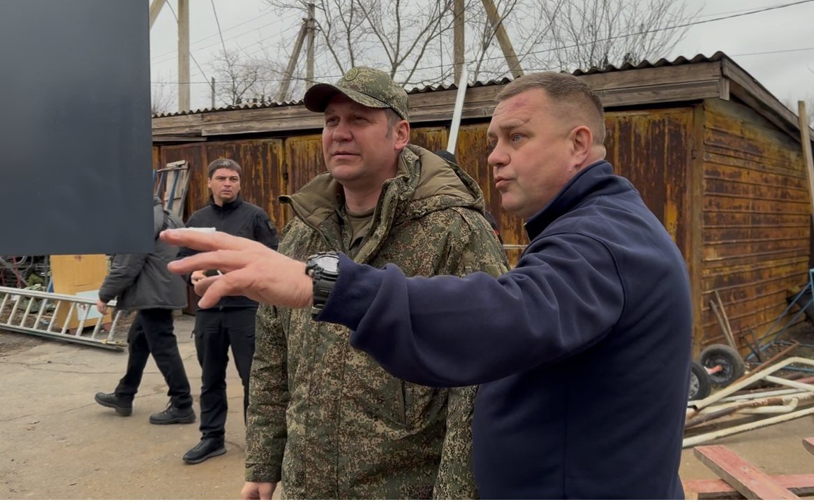 Игорь Кастюкевич посетил в Нижних Серогозах цех, где были изготовлены пять памятных знаков в честь погибших участников СВО