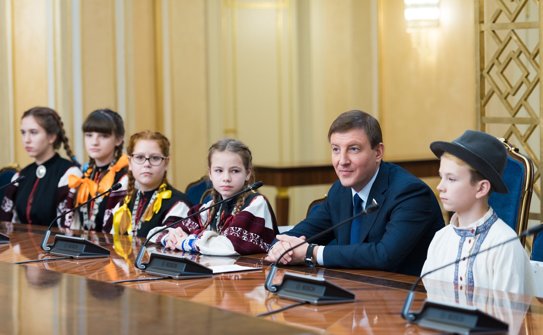 11 декабря 2019 года. Андрей Турчак наградил победителей Международного культурно-образовательного проекта «Таланты Арктики. Дети»