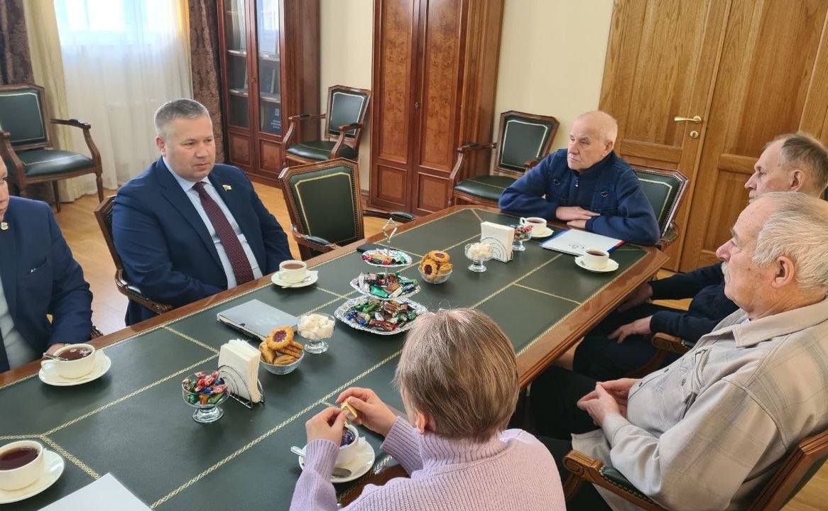 Денис Гусев встретился с ветеранами Нарьян-Марского морского торгового порта