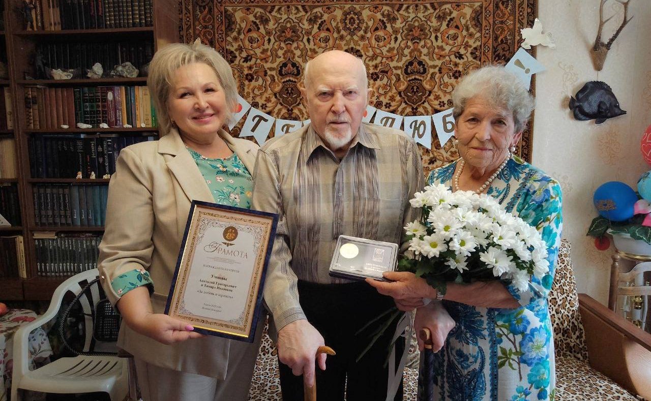Елена Писарева вручила медаль «За любовь и верность» семейной паре из Великого Новгорода