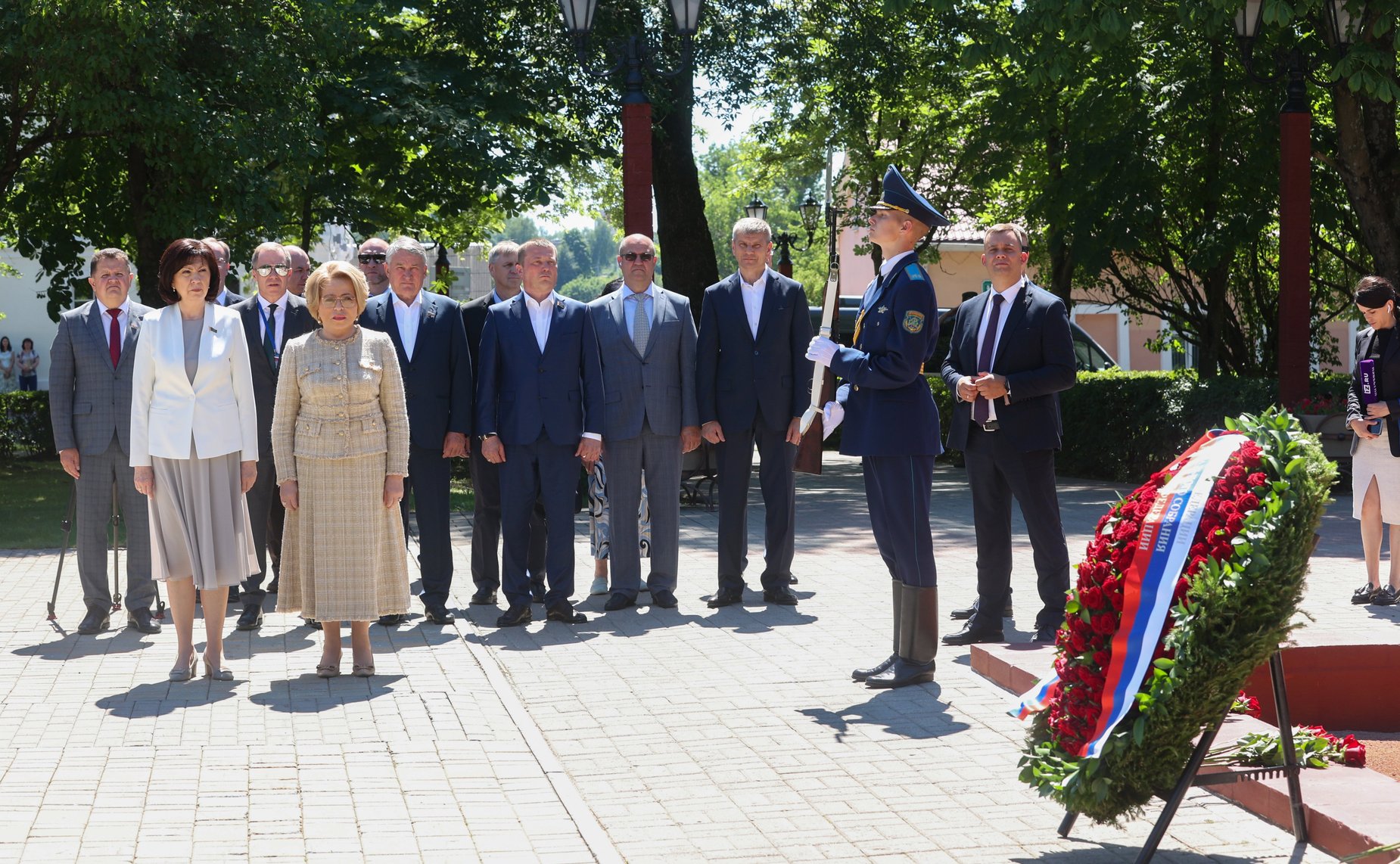 Валентина Матвиенко и Наталья Кочанова в сопровождении сенаторов РФ и белорусских парламентариев возложили венки и цветы к вечному огню у памятника «Освободителям Полоцка»
