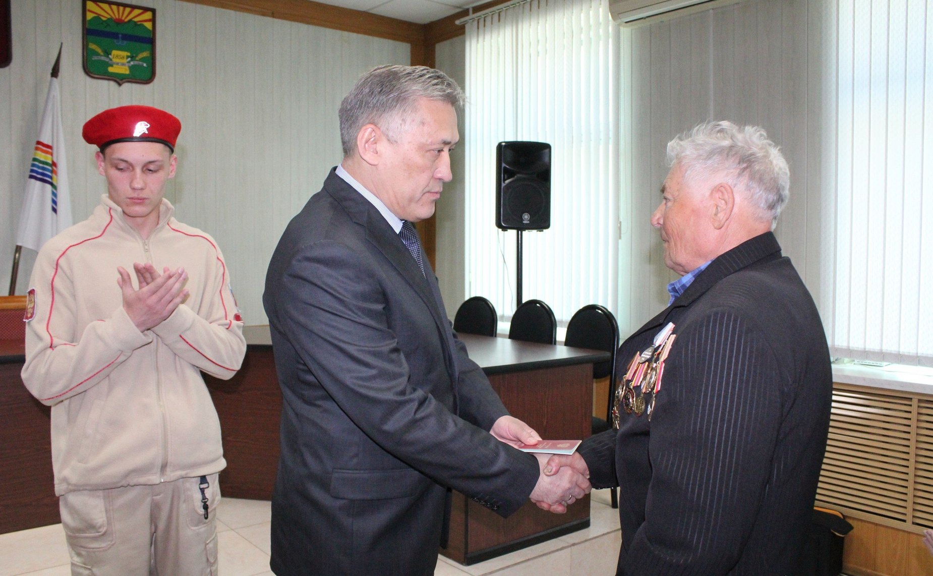 Юрий Валяев передал потомкам ветерана Великой Отечественной войны М. Паздникова удостоверение к государственной награде «За отвагу»