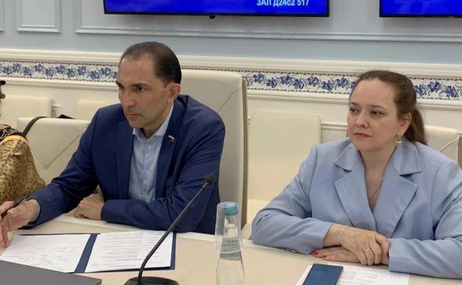 Андрей Хапочкин провёл встречу с участницами региональной делегации II Форума женщин Севера