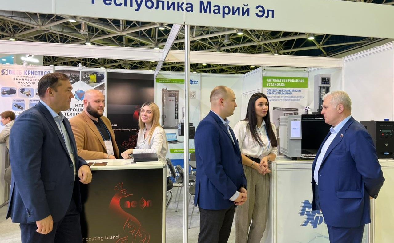 Сергей Мартынов встретился с участниками выставки «Химия-2022» из Марий Эл
