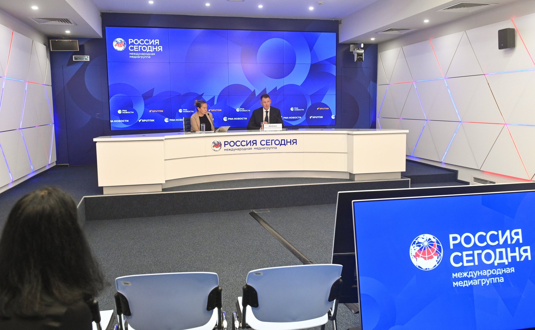 В международном мультимедийном пресс-центре Медиагруппы «Россия сегодня» состоялась пресс-конференция председателя Комитета Совета Федерации по аграрно-продовольственной политике и природопользованию Александра Двойных по итогам работы в весеннюю сессию