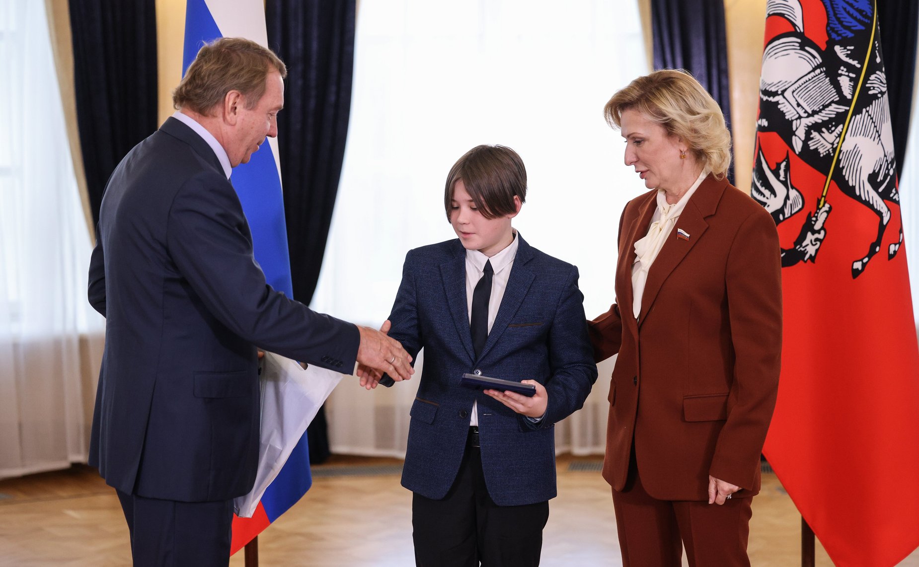 Инна Святенко и Владимир Кожин вручили награды юным героям — ученикам московских школ