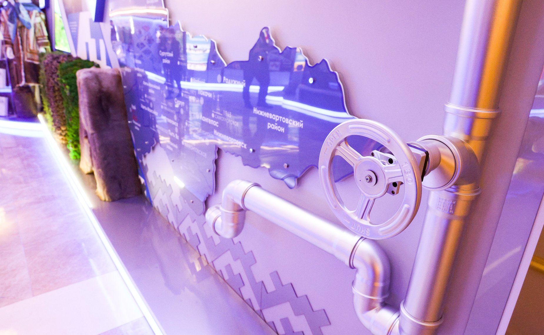 Валентина Матвиенко и Руслан Кухарук осмотрели выставку, посвященную истории и перспективным направлениям развития Ханты-Мансийского автономного округа – Югры