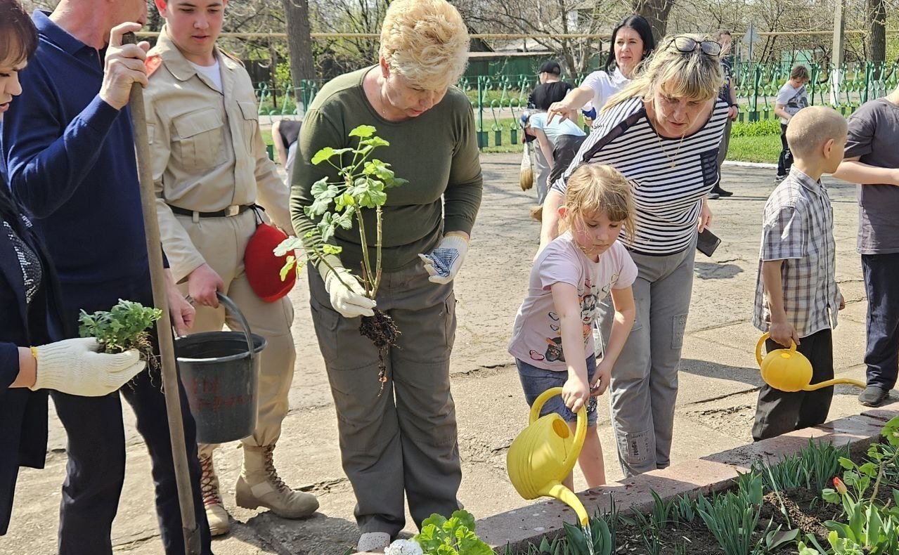 Ольга Бас совместно со школьниками провела субботник в Луганской Народной Республике