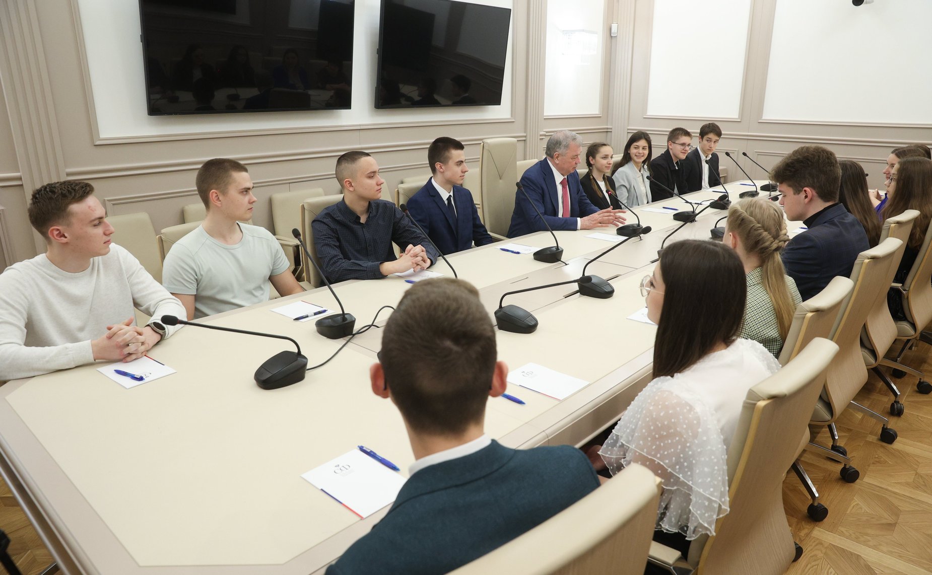 Анатолий Артамонов встретился в Совете Федерации со школьникам из Людиновского района Калужской области