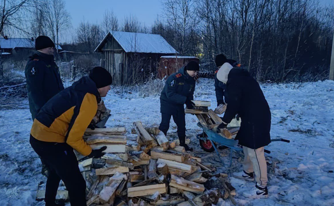 Кадеты из волонтерского отряда образовательного центра «Корабелы Прионежья» оказывают помощь пожилым и одиноким жителям Вытегорского района