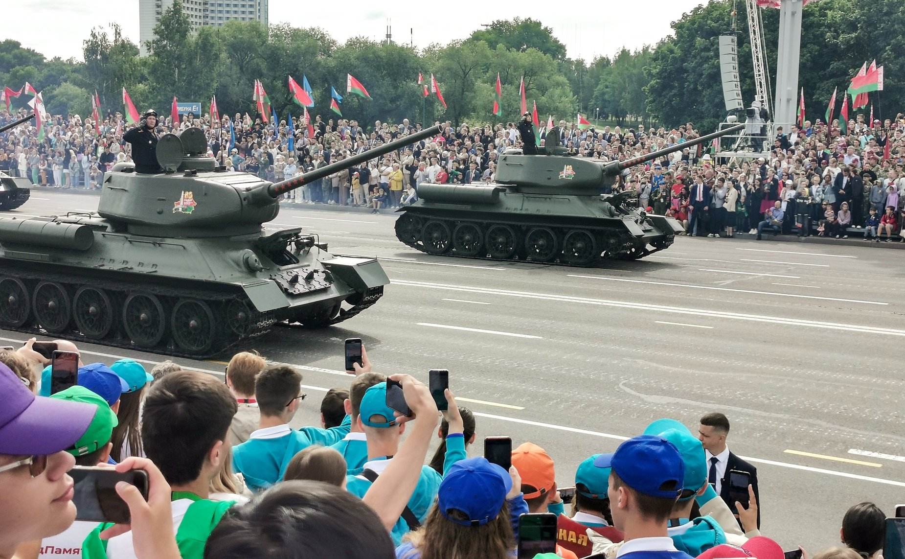 В Минске участники проекта «Поезд Памяти» стали зрителями торжественного парада, посвященного 80-летию освобождения Беларуси