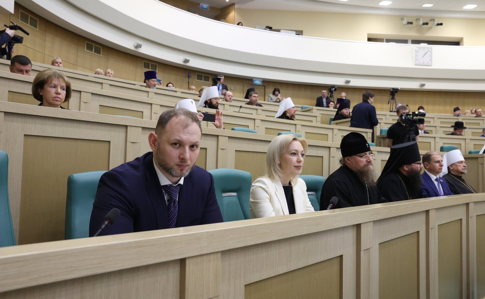 Пленарное заседание Х Парламентских встреч в рамках ХХХ Международных образовательных чтений «К 350-летию со дня рождения Петра I: секулярный мир и религиозность»