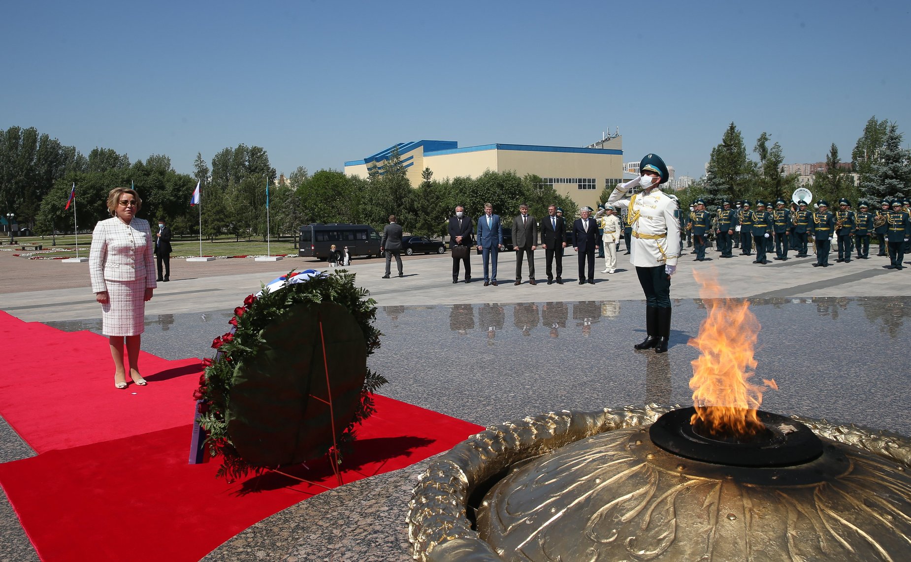 Церемония возложения венка к Монументу защитникам Отечества