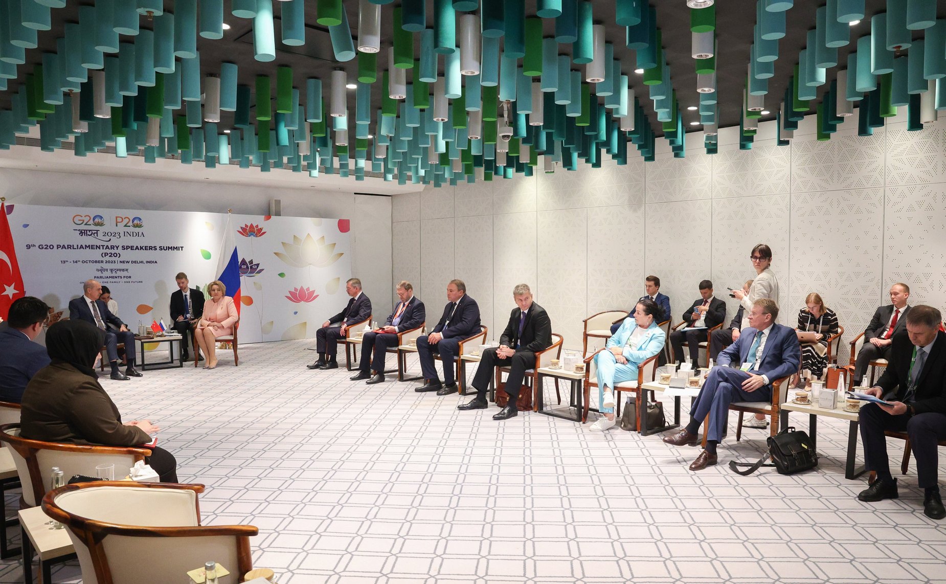 Председатель Совета Федерации Валентина Матвиенко «на полях» девятого Саммита спикеров парламентов стран «Группы двадцати» в Нью-Дели встретилась с Председателем Великого национального собрания Турции Нуманом Куртулмушем