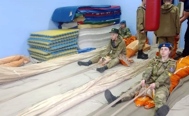 Андрей Хапочкин встретился с юными десантниками Южно-Сахалинска