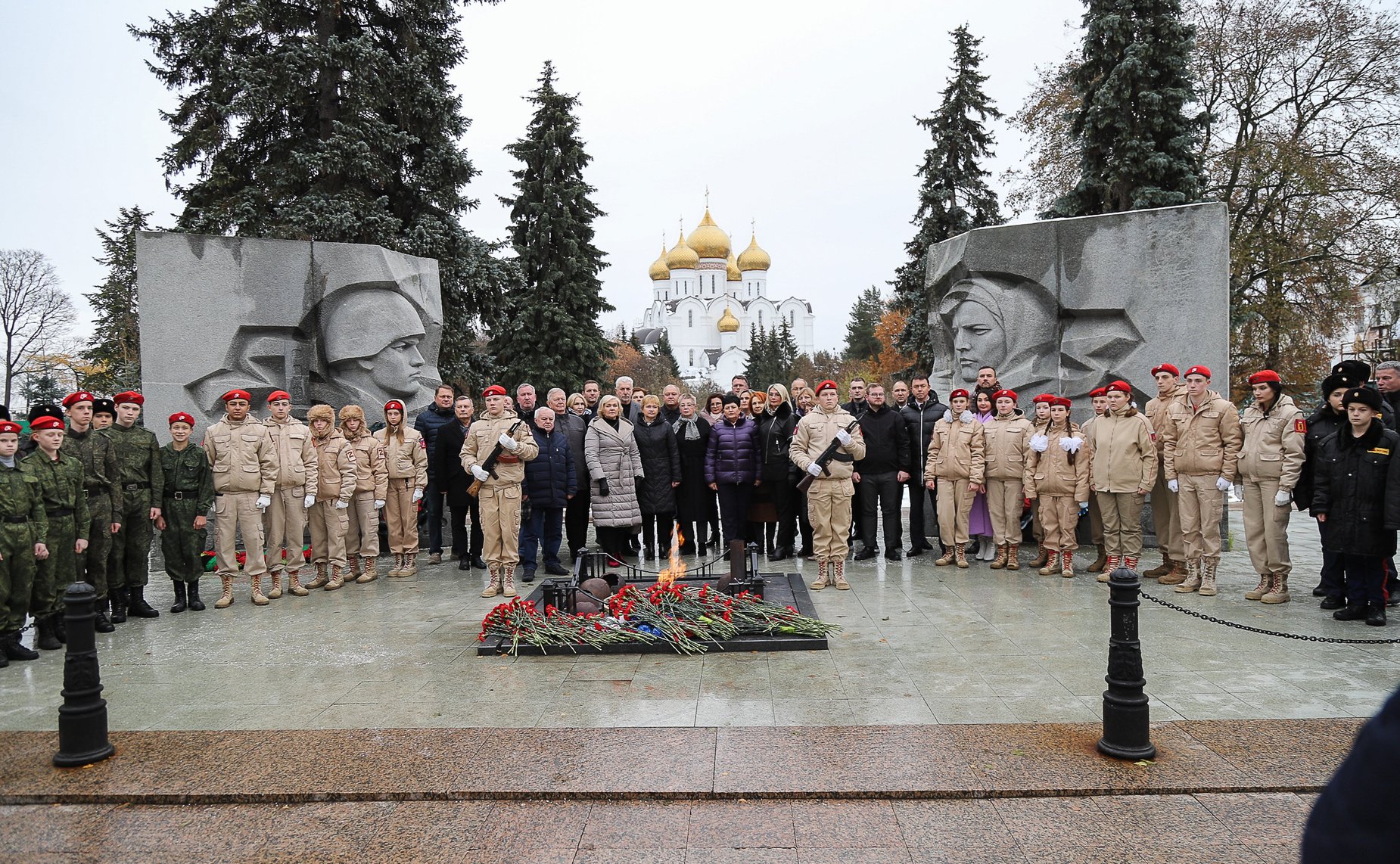 Российские и белорусские парламентарии возложили цветы к Вечному огню в Ярославле и почтили память погибших в годы Великой Отечественной войны