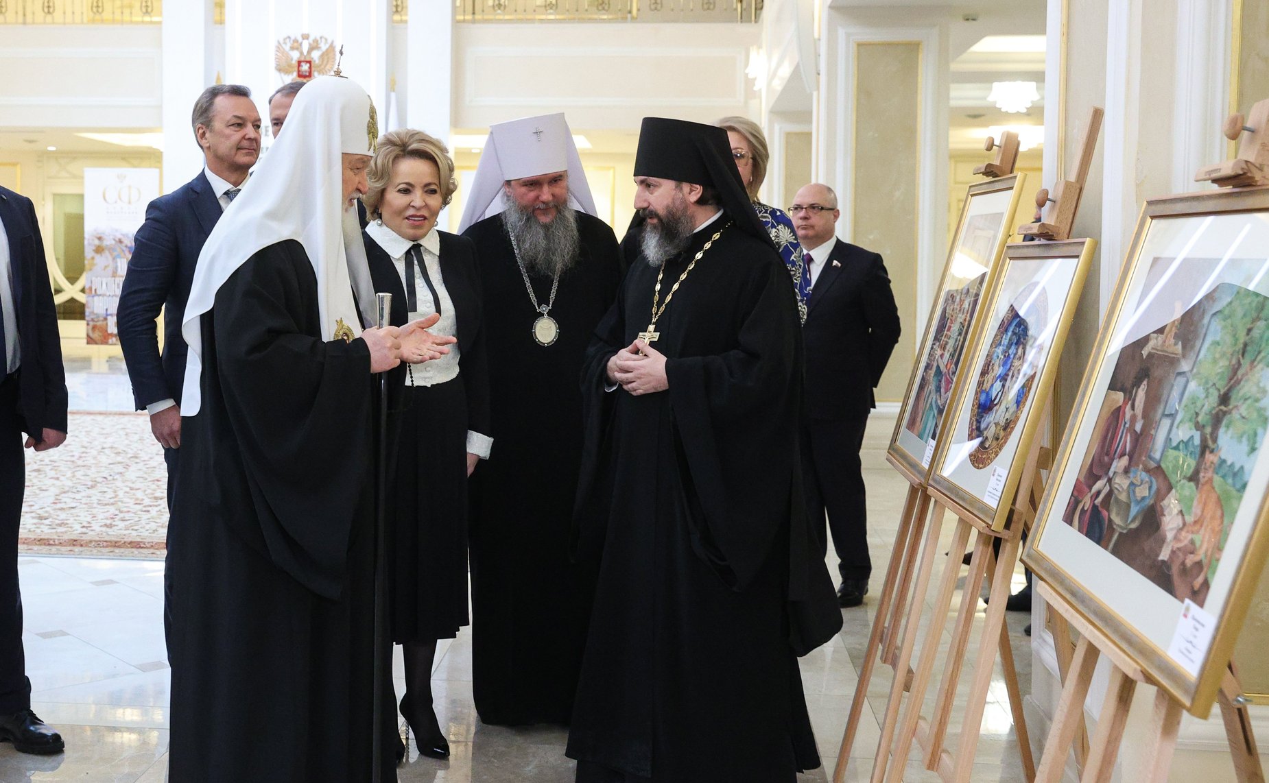 Председатель Совета Федерации Валентина Матвиенко и Святейший Патриарх Московский и Всея Руси Кирилл осмотрели выставку детских рисунков «Красота Божьего мира»