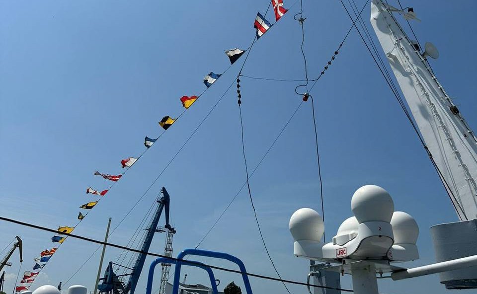 Плавучий причал в морском порту Таганрога принял первых пассажиров