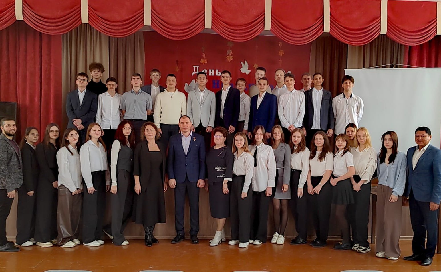 Дмитрий Перминов провел в СОШ №41 г. Омска тематический урок, посвященный 30-летию Конституции