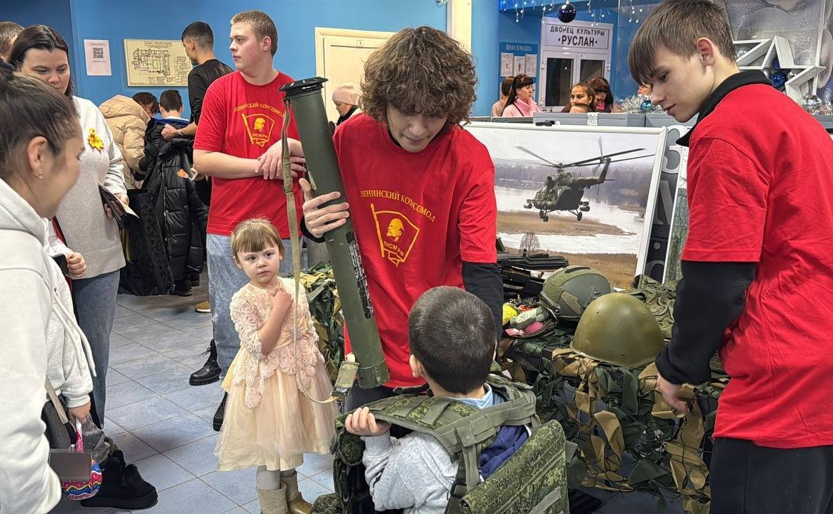 В Ульяновске прошёл праздничный концерт для детей участников специальной военной операции, в фойе концертного зала организована фотовыставка «Герои Гостомеля» и показ образцов боевого снаряжения