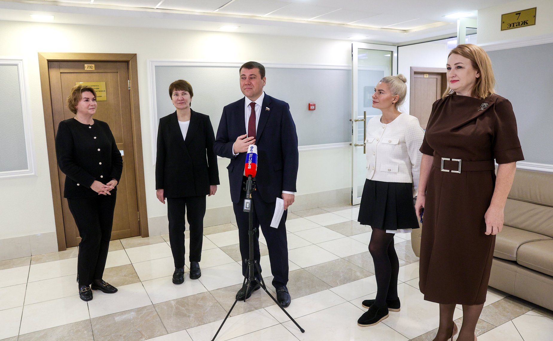 В Совете Федерации состоялось открытие выставки графических работ Яр-Кравченко «Лётчики — защитники в годы ВОВ»