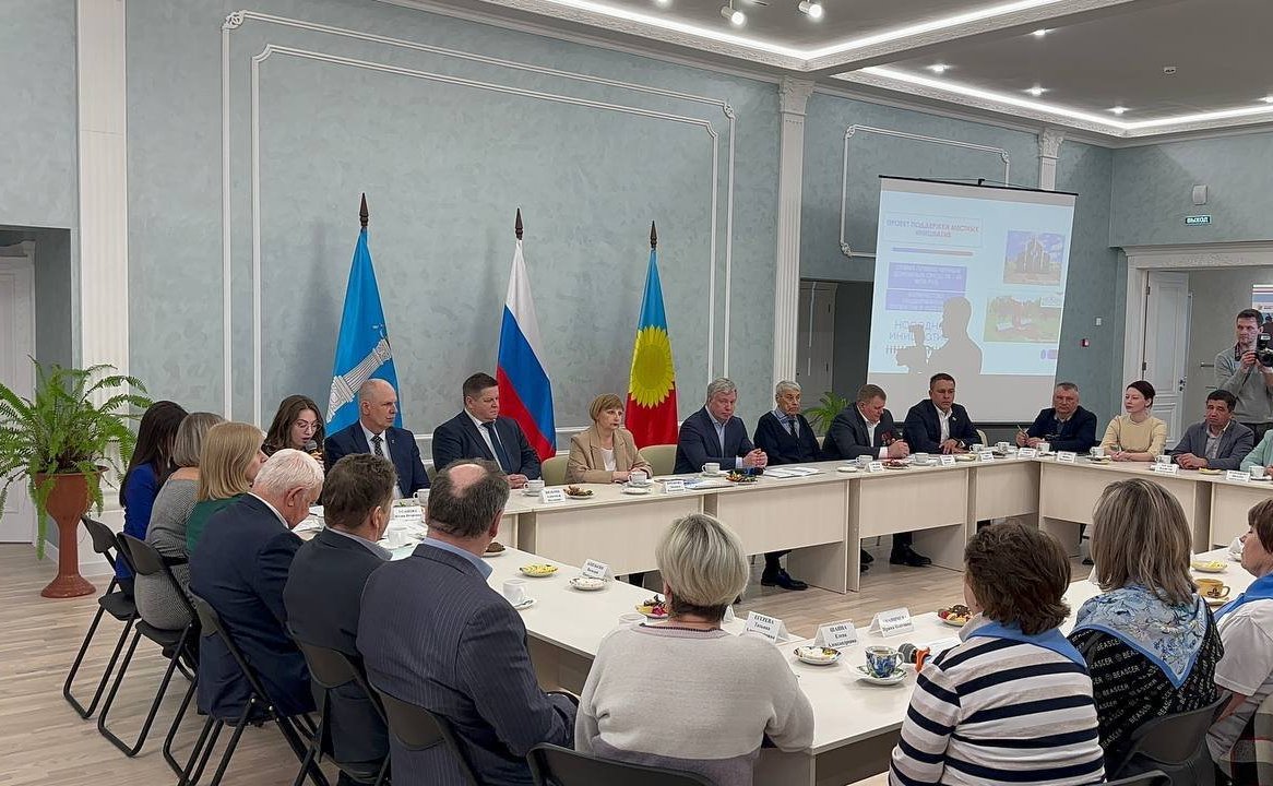 Айрат Гибатдинов встретился с предпринимателями, педагогическими коллективами, проверил ход строительства физкультурно-оздоровительного комплекса в ходе поездки в регион