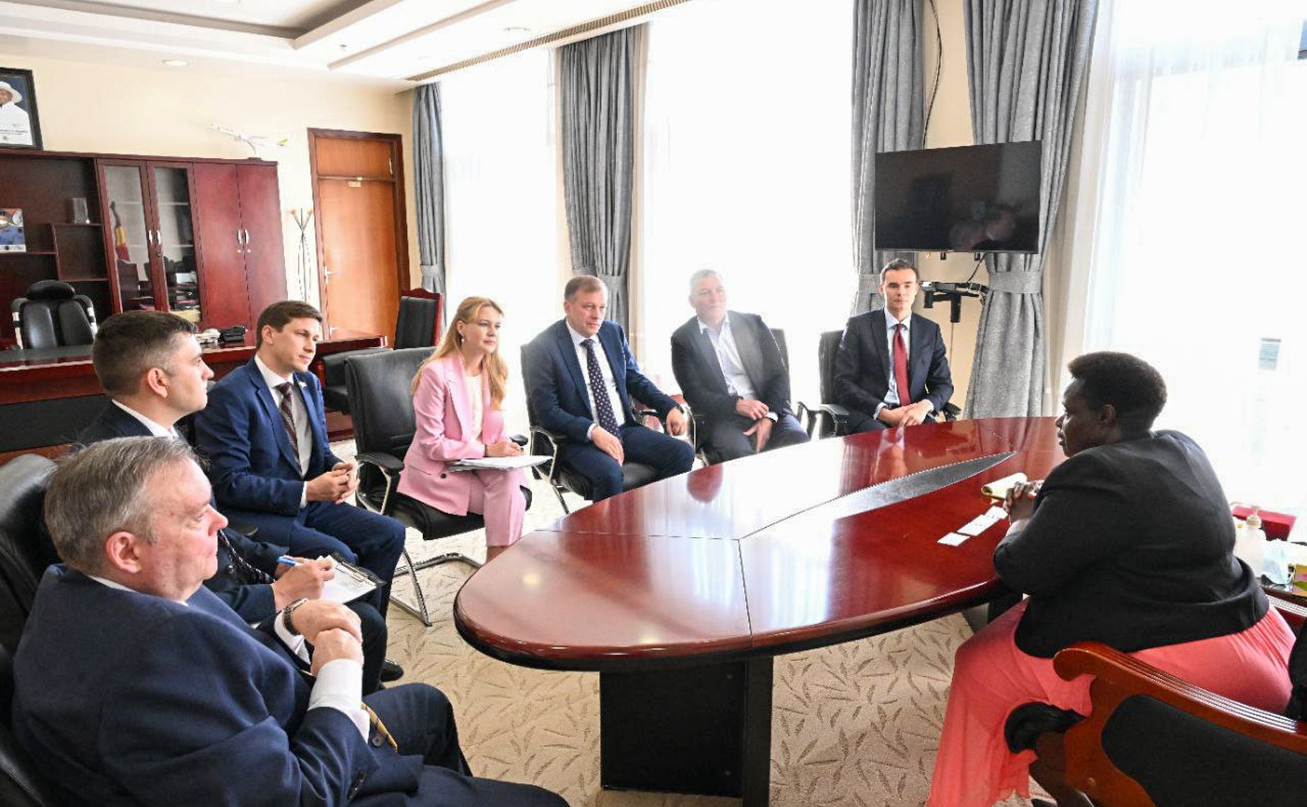 Сенаторы Российской Федерации в рамках участия в наблюдении за проведением всеобщих выборов в Республике Уганда провели встречу с Генеральным секретарем женского крыла партии Жаклин Амонгин