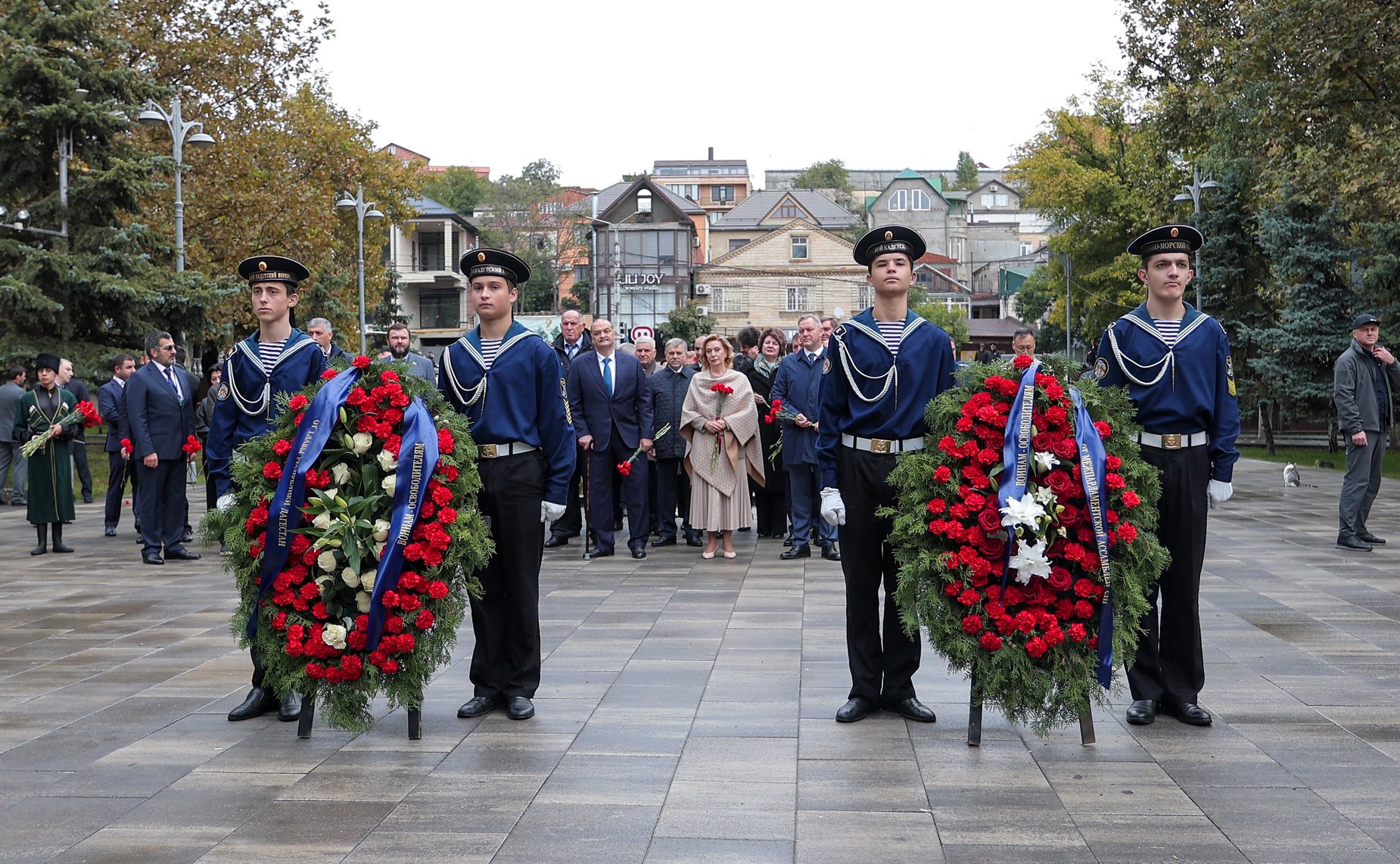 Сенаторы РФ возложили цветы к мемориалу Воину-освободителю в парке им. Ленинского комсомола в Махачкале (фото пресс-служба Министерства экономики и территориального развития Республики Дагестан)