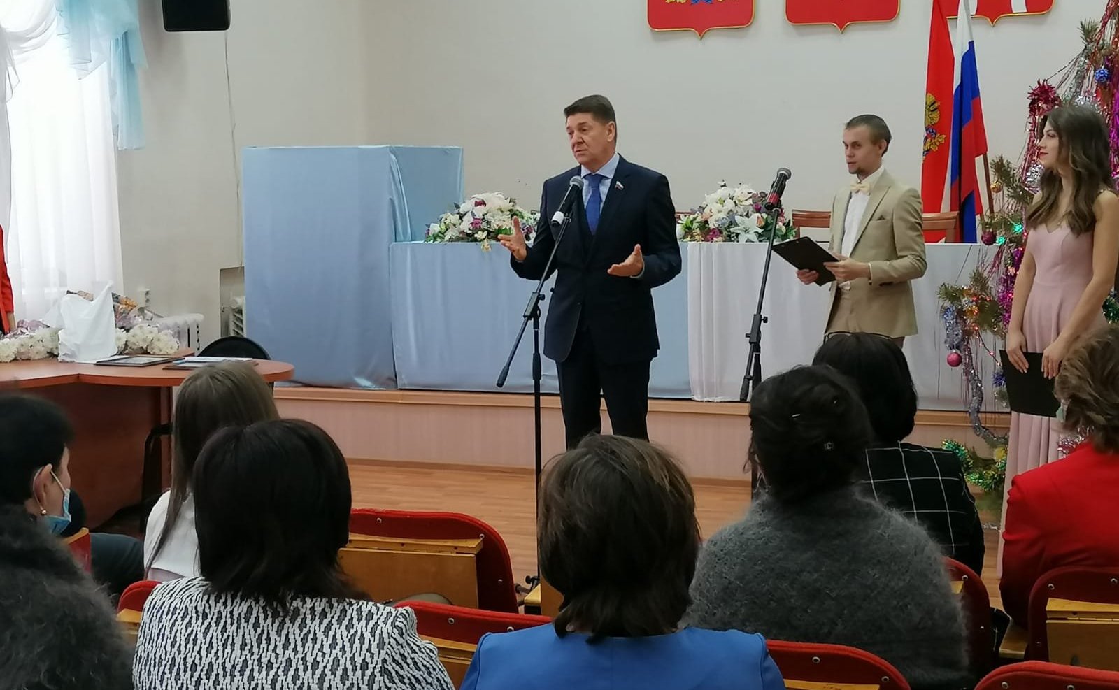 Андрей Шевченко осмотрел открытую после ремонта среднюю общеобразовательную школу села Путятино и вручил благодарственные письма педагогам