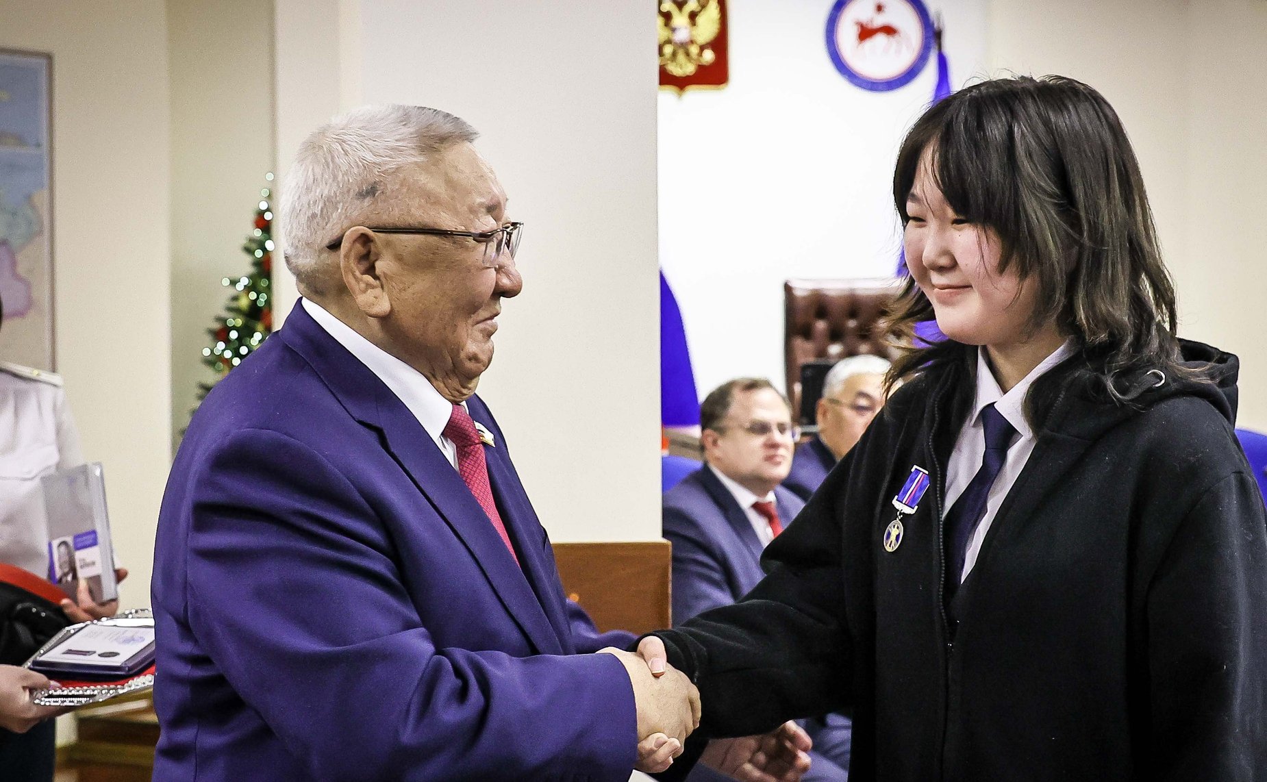 Егор Борисов и Сахамин Афанасьев провели в г. Якутске торжественную церемонию награждения детей-героев
