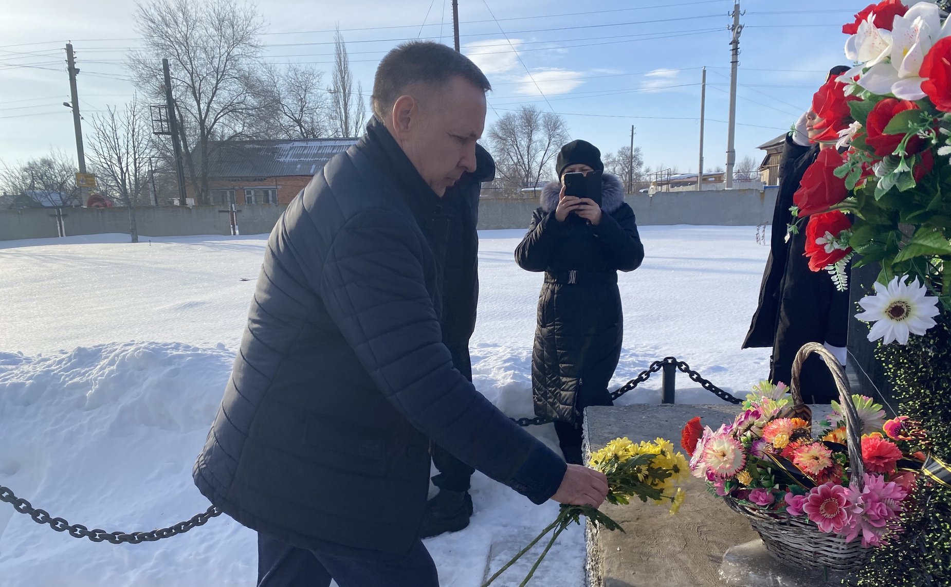 Олег Алексеев в ходе работы в регионе посетил Ровенский район. Сенатор поздравил победителей конкурса следопытских работ школьных музеев «Неизвестный солдат»