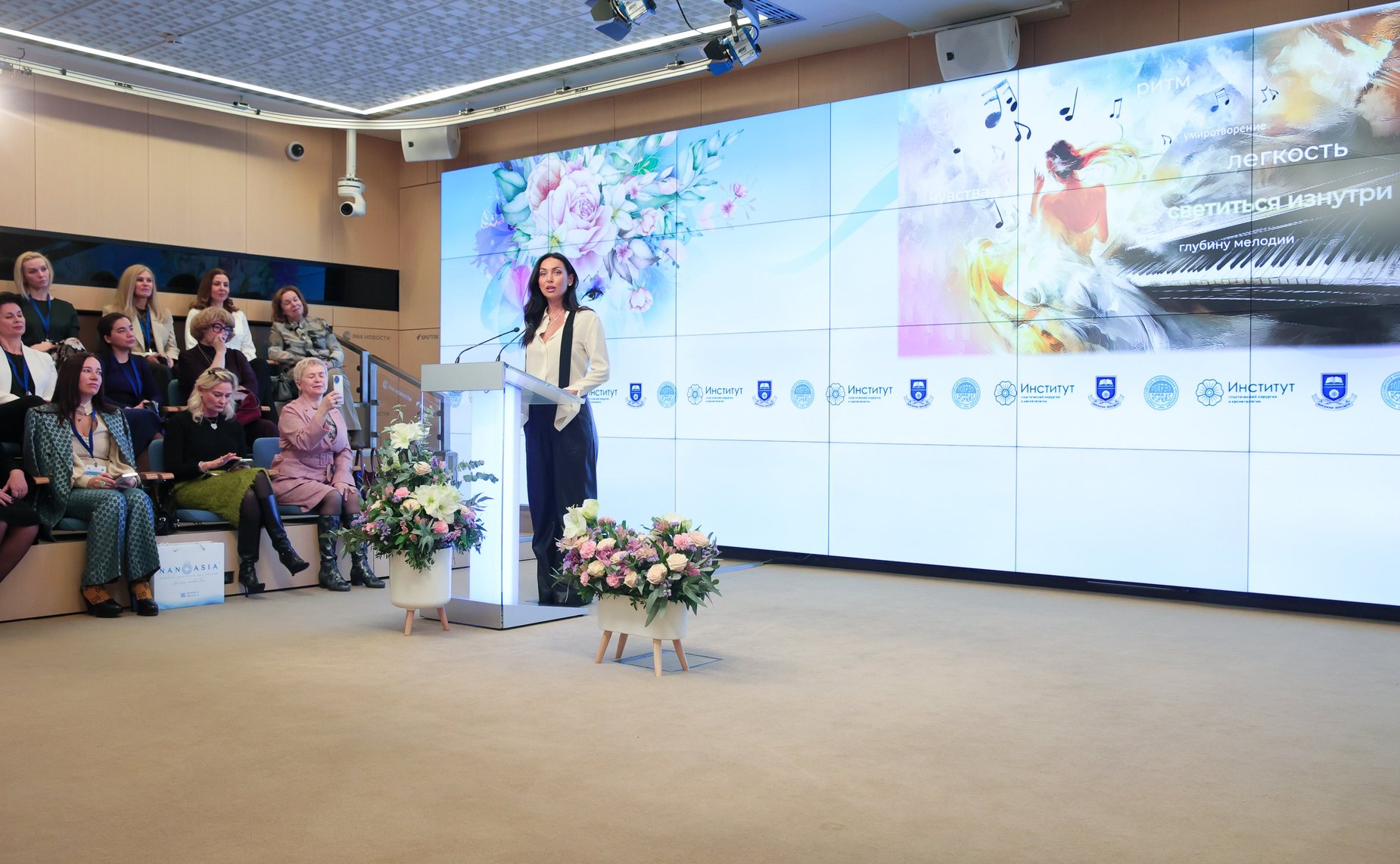 Заседание Дискуссионного клуба им. В.Г. Змазовой на тему: «Красота в женских руках!» (фото МИА «Россия Сегодня»)